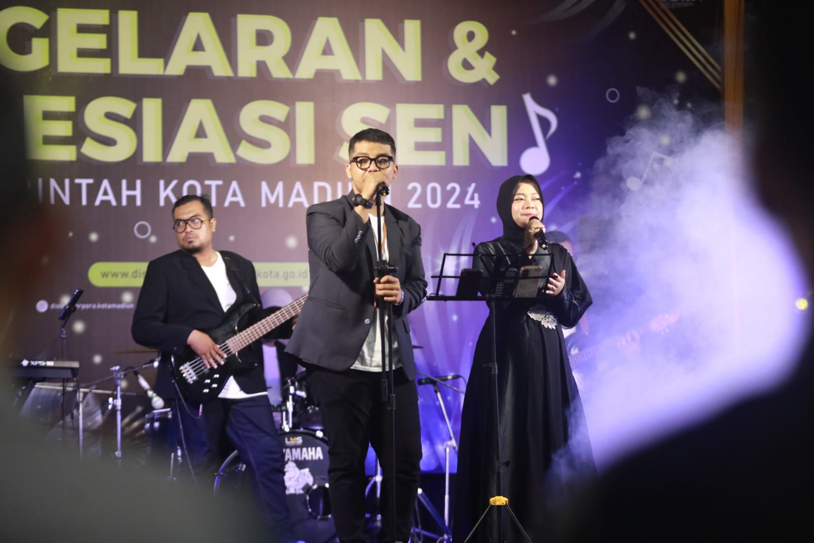 Foto 11 dari 12: Hadiri Pagelaran Seni, Wali Kota Juga Serahkan Hadiah Lomba Vocal Group di PSC