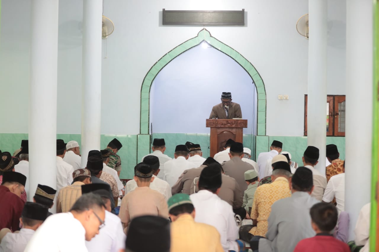 Foto 4 dari 10: Salat Jum’at di Masjid Ar-Rohman, Wali Kota Persilahkan Jamaah Sampaikan Usulan