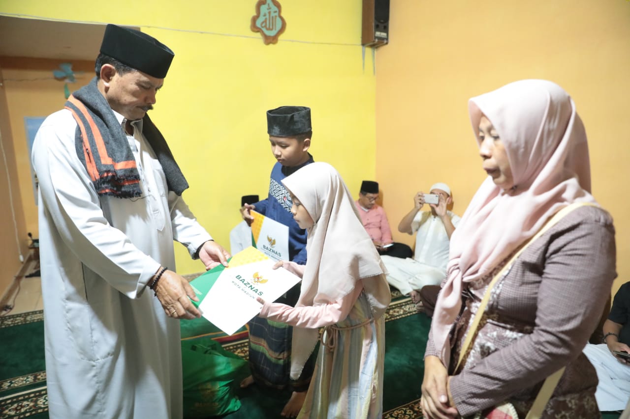 Foto 9 dari 12: Gelar Salat Isya di Masjid Al Hikmah Wali Kota Salurkan Bantuan Pada Musala dan Warga