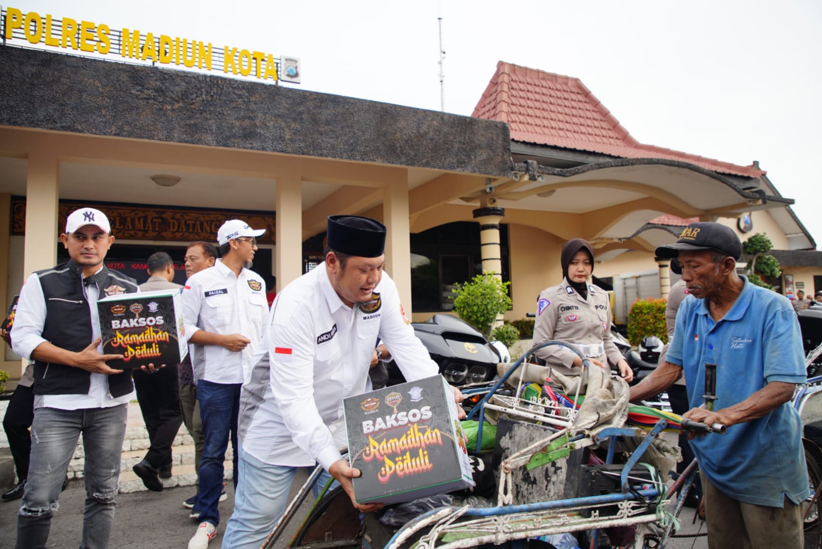 Foto 2 dari 10: Saling Berbagi, Polres Madiun Kota Bersama HDCI Gelar Bakti Sosial