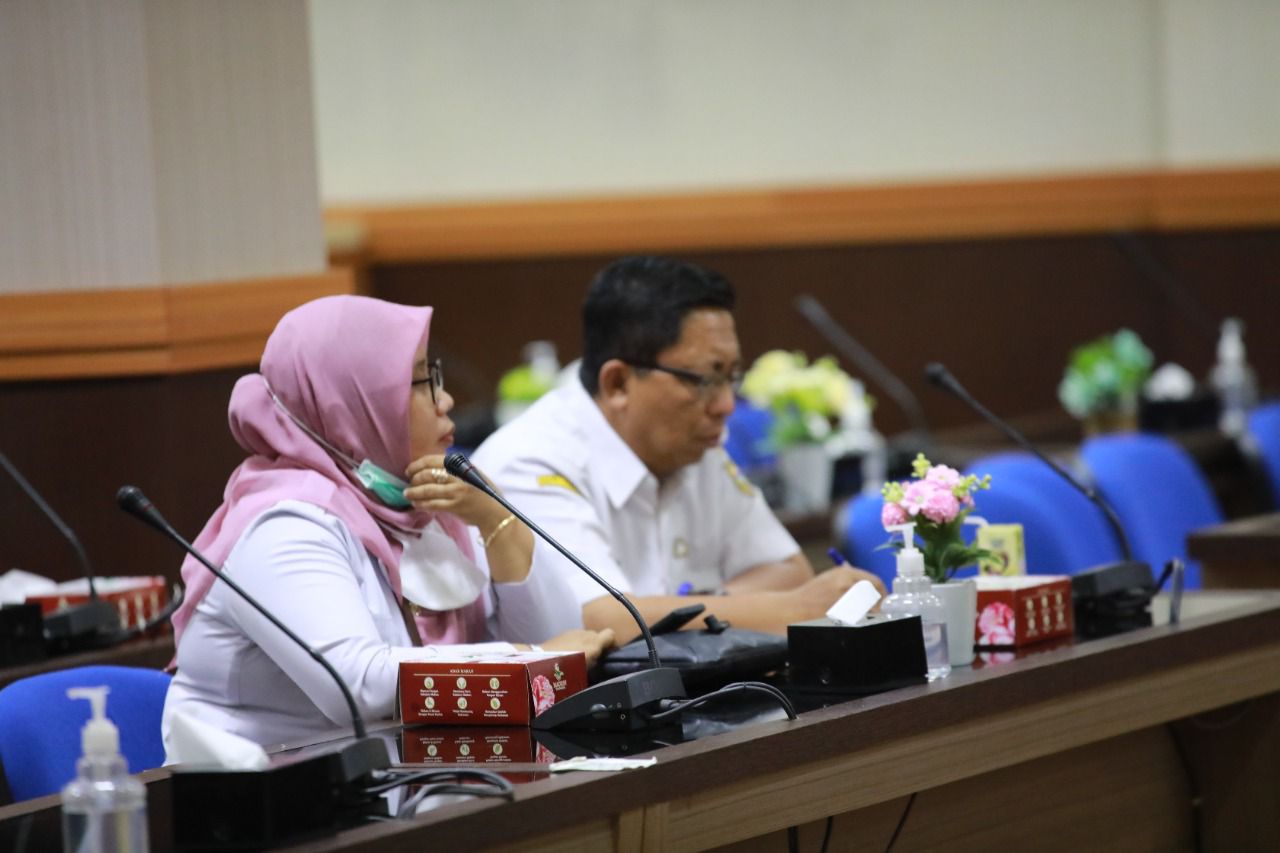 Foto 3 dari 7: Wali Kota Teken Usulan Kenaikan UMK Kota Madiun 2023