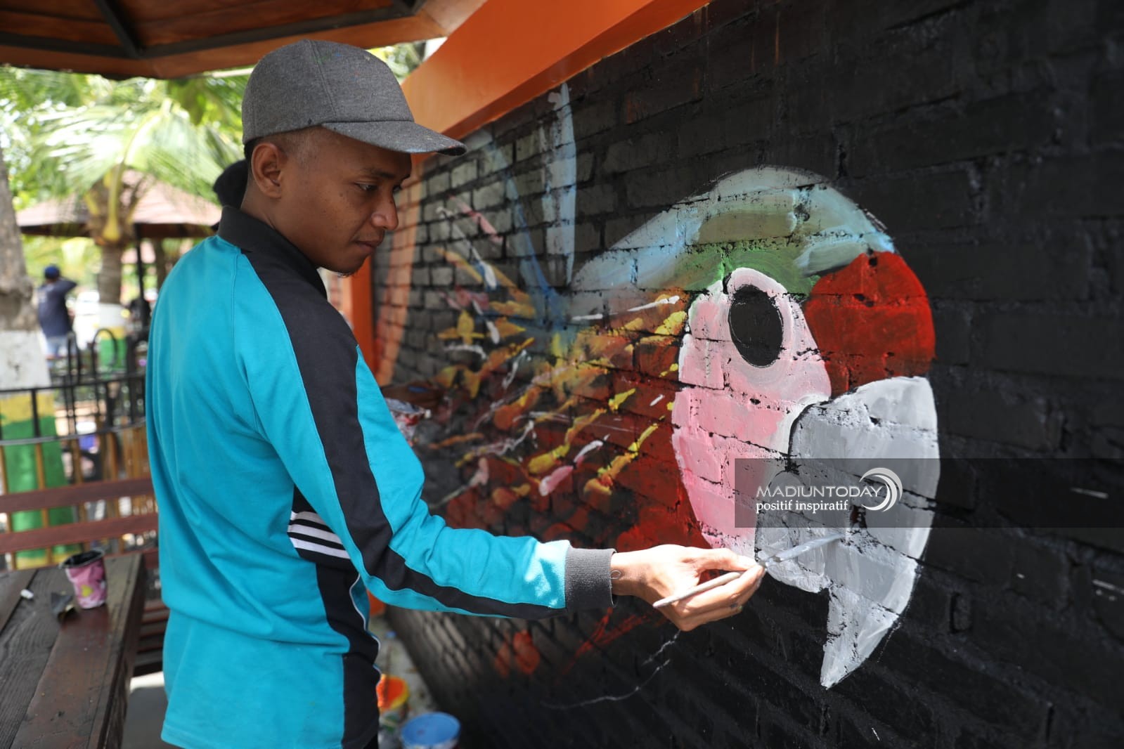 Foto 2 dari 8: Tim Kreatif DLH Hias Tembok Kusam Di PSC