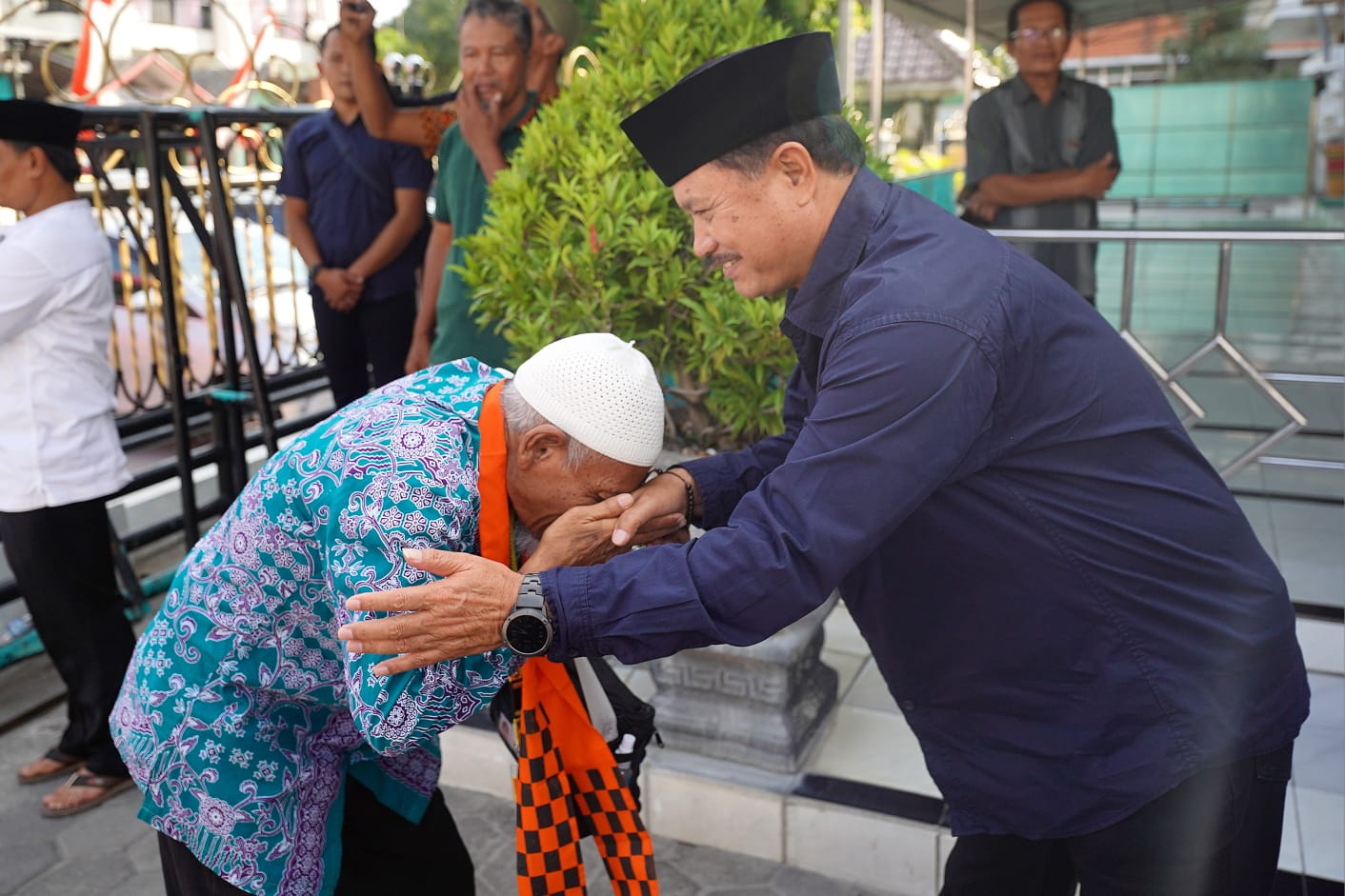 Foto 2 dari 10: 19 Jamaah Haji Tahap Dua Tiba, Wali Kota Sambut Kepulangan di Masjid Azzahra