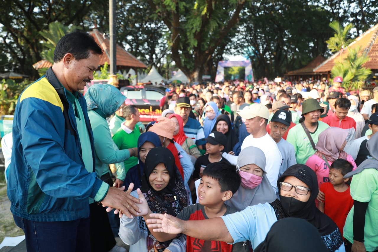 Foto 4 dari 28: Jalan Santai Bersama Warga Taman, Wali Kota : Perayaan Ini Untuk Masyarakat