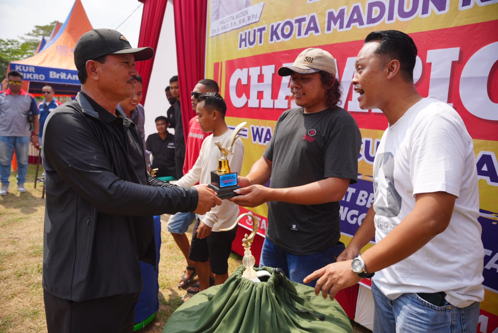 Foto 1 dari 3: Lomba Burung Berkicau Wali Kota Cup, Wali Kota Apresiasi Antusiasme Peserta