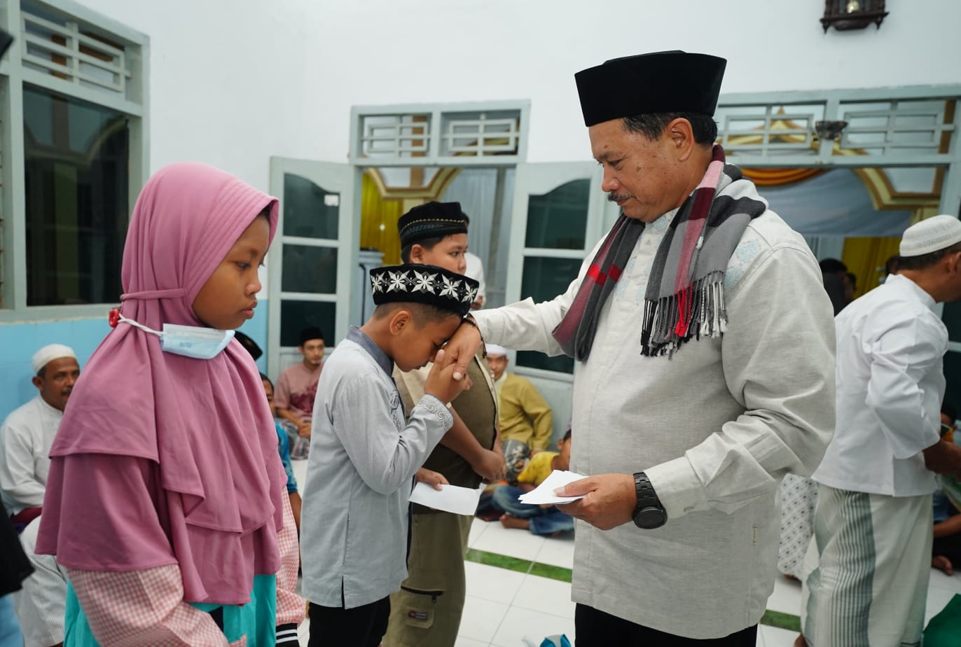 Foto 7 dari 10: Salat Isya di Masjid Miftahul Huda, Wali Kota Ajak Jamaah Bangun Nuansa Religi Jelang Puasa
