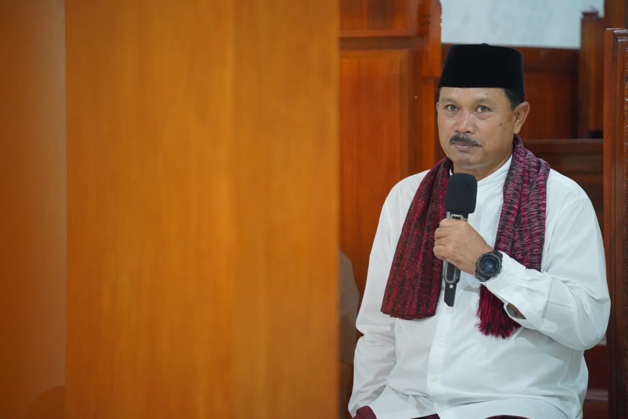 Foto 6 dari 10: Salat Isya di Masjid Al Mubarok, Wali Kota Bagikan Bibit Tanaman untuk Kemandirian Pangan