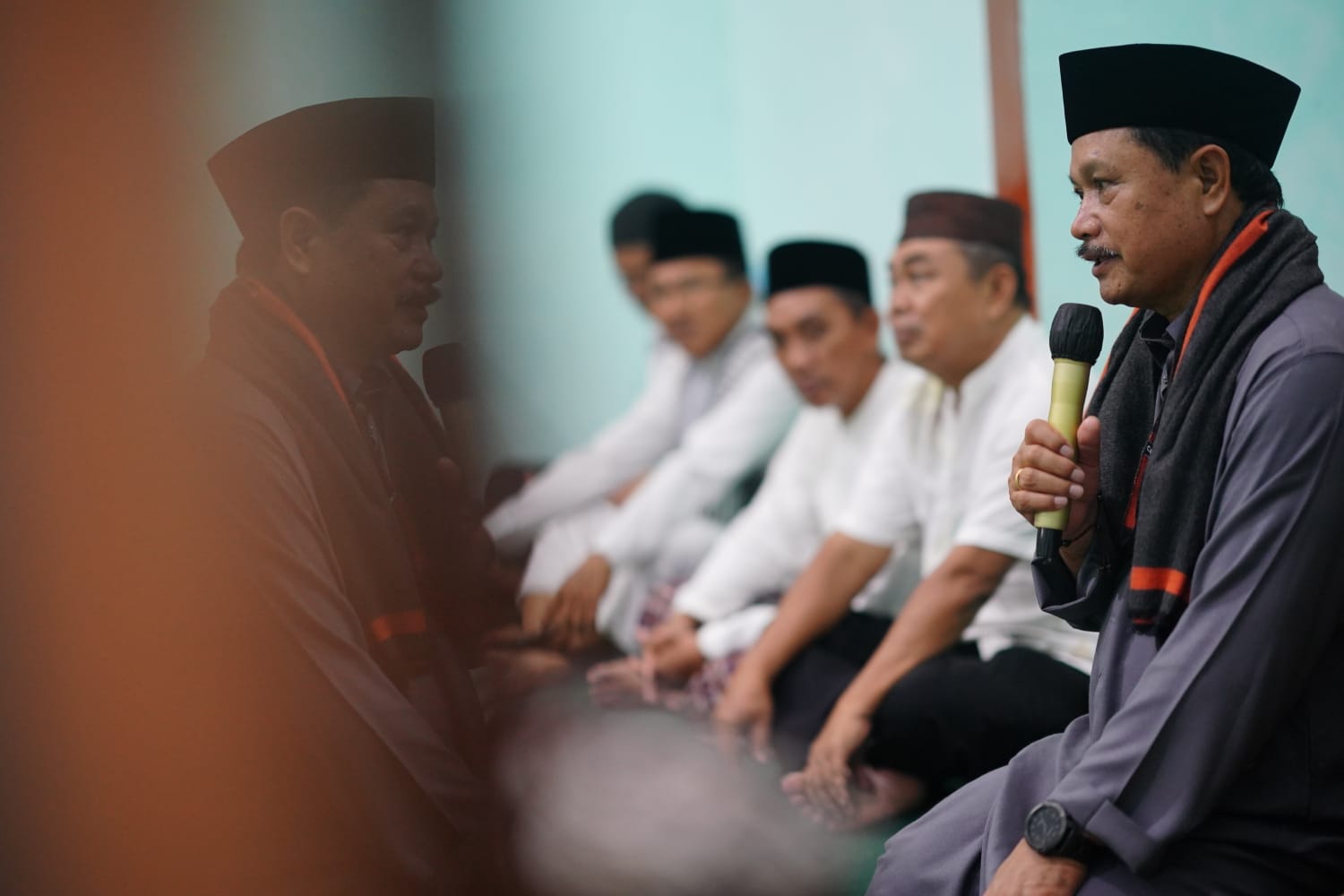 Foto 4 dari 10: Salat Isya di Musala Ar-Rahman, Wali Kota Juga Serap Berbagai Usulan