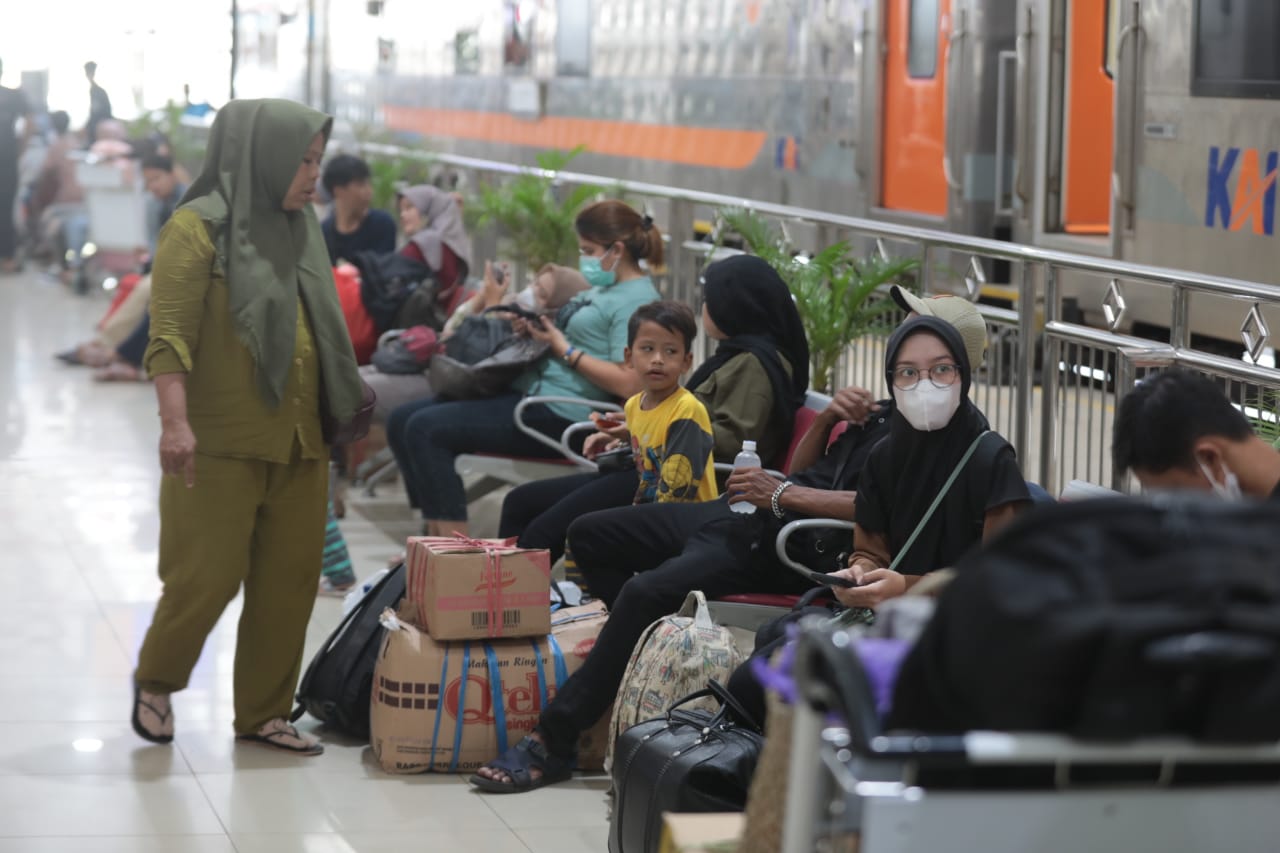 Foto 8 dari 10: Arus Balik Masih Tinggi, Daop 7 Perpanjang Masa Perjalanan KA Tambahan