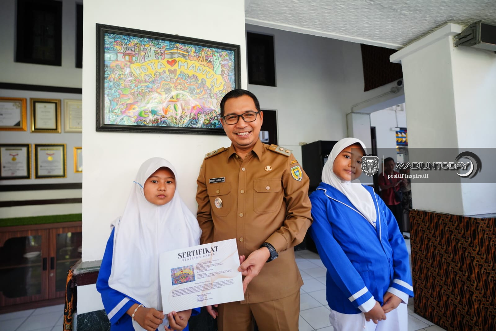 Foto 10 dari 10: 10 Karya Madiun Melukis Dipasang di Balai Kota, Pemkot Siapkan Perlindungan HKI