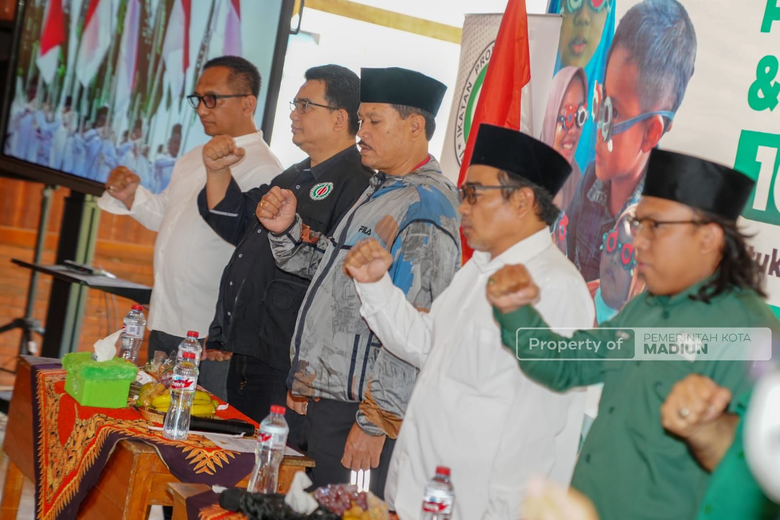 Foto 4 dari 8: Iropin - Lazisnu Bagikan Kacamata Untuk Siswa, Wali Kota : Bantu Wujudkan Generasi Emas 2045