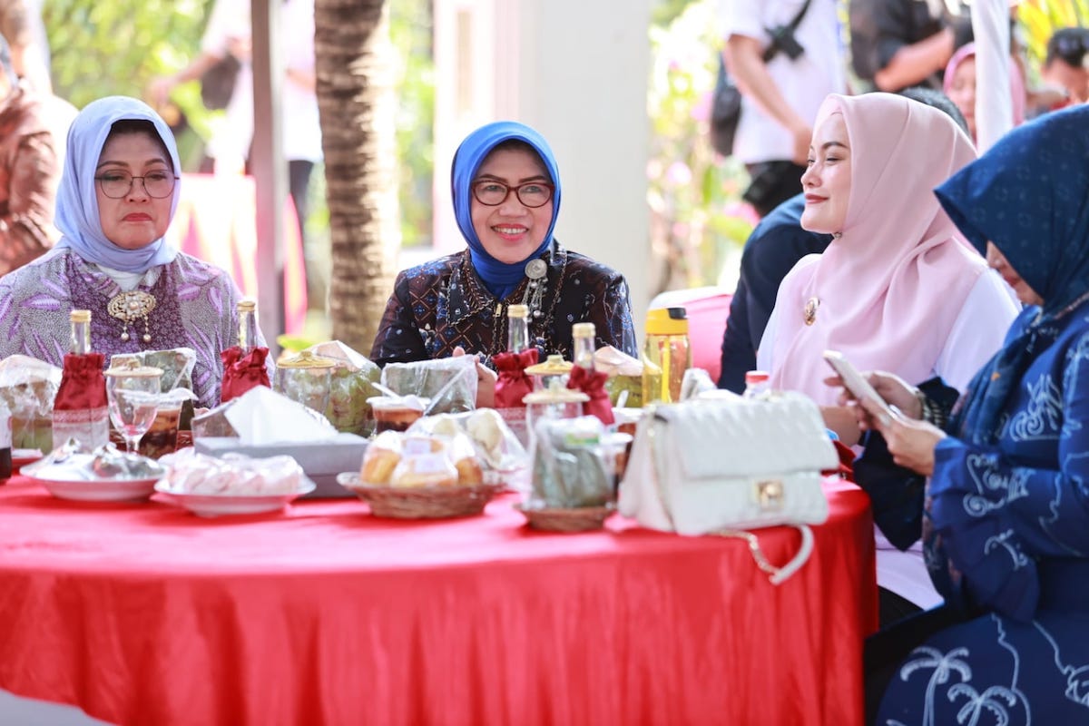 Foto 10 dari 11: Kunker di Kota Pendekar, Mendag Tinjau UMKM dan Beri Bantuan Pangan