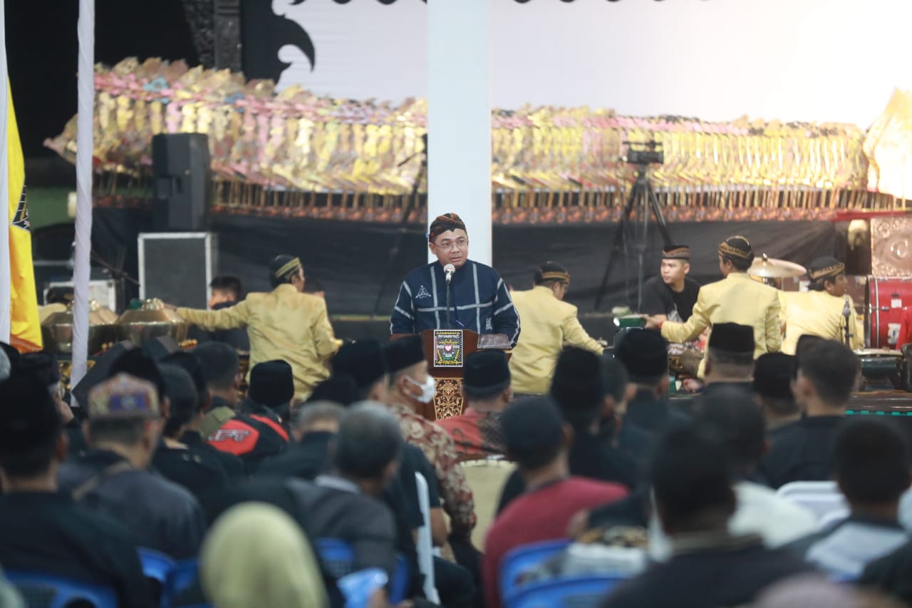 Foto 1 dari 9: Hadiri Pagelaran Wayang Kulit dan Tasyakuran PSHT, Pj Wali Kota Beri Apresiasi