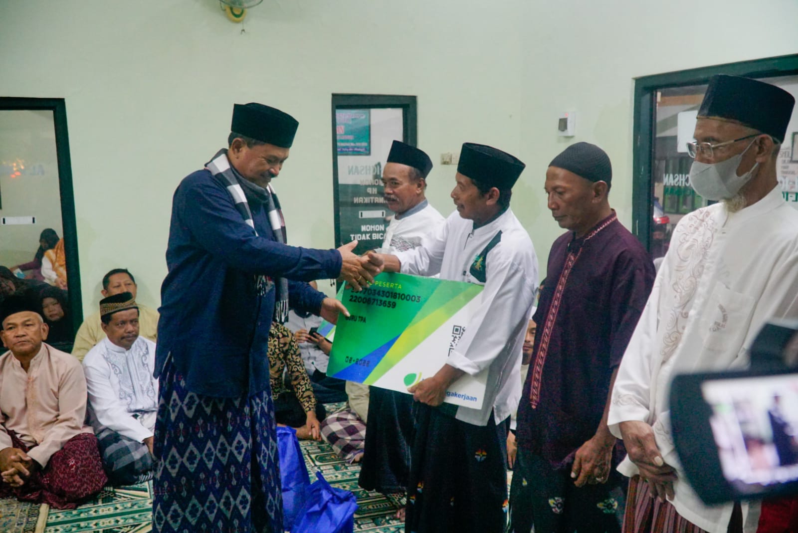 Foto 7 dari 12: Beribadah di Masjid Al Ichsan, Wali Kota Sampaikan Program Pembangunan
