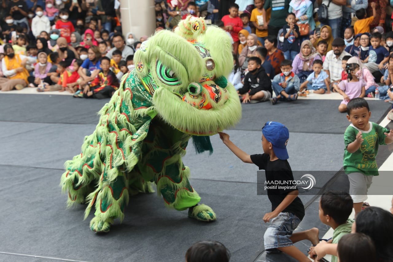 Sambut Imlek, Atraksi Barongsai Jadi Perhatian