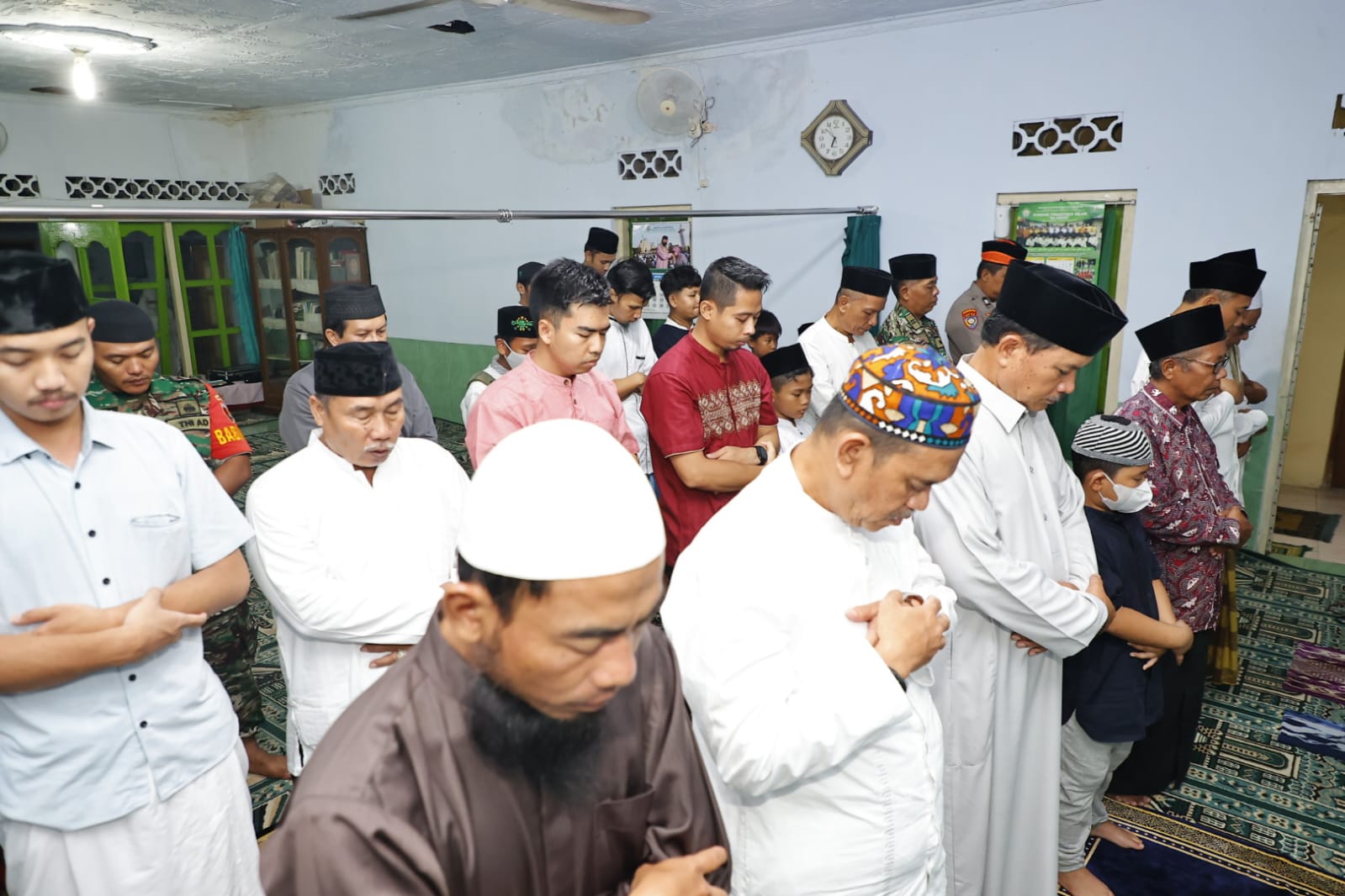 Foto 4 dari 10: Ibadah Sembari Serap Aspirasi, Wali Kota Ikuti Tarawih Bersama Warga Di Musala Jannatul Firdaus