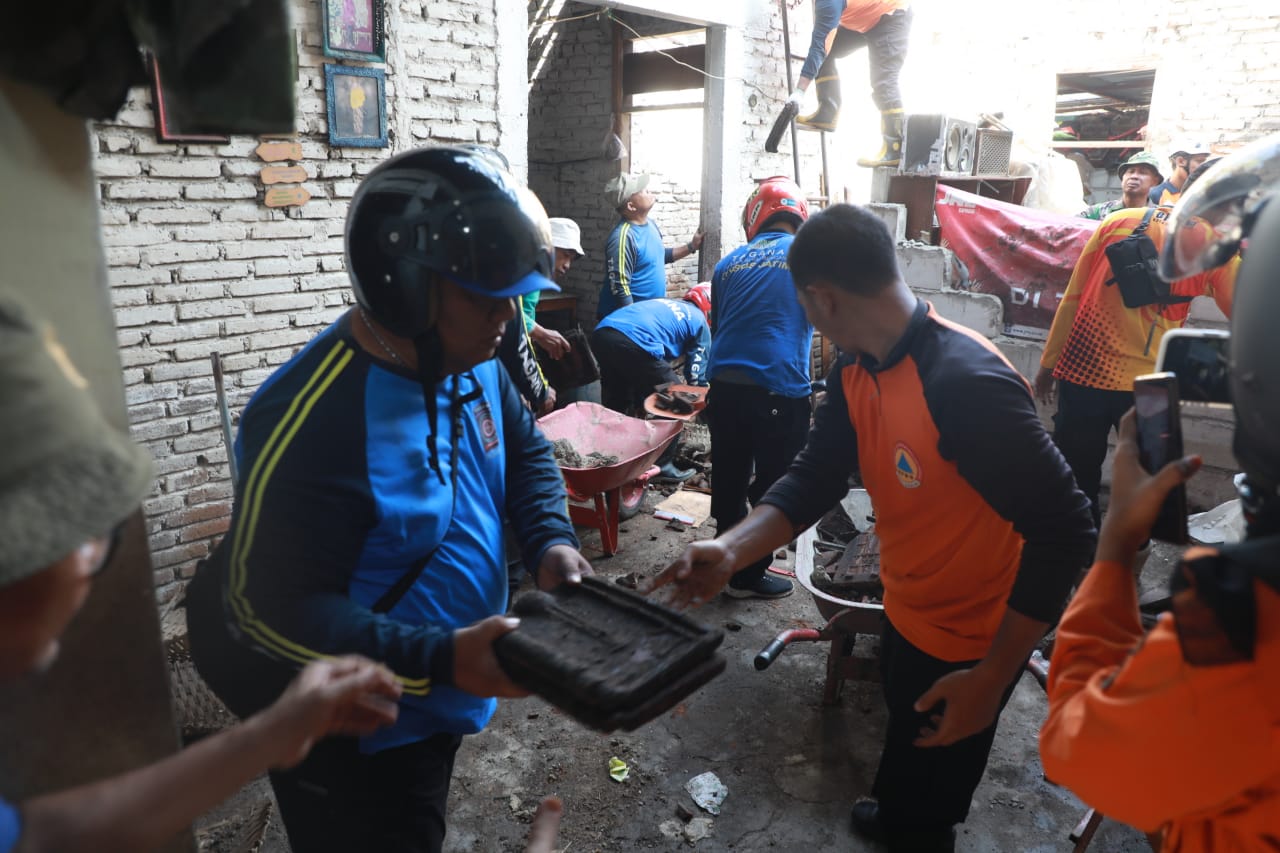 Foto 9 dari 10: Puluhan Petugas Gabungan Dikerahkan, Evakuasi Rumah Roboh Jalan Walet