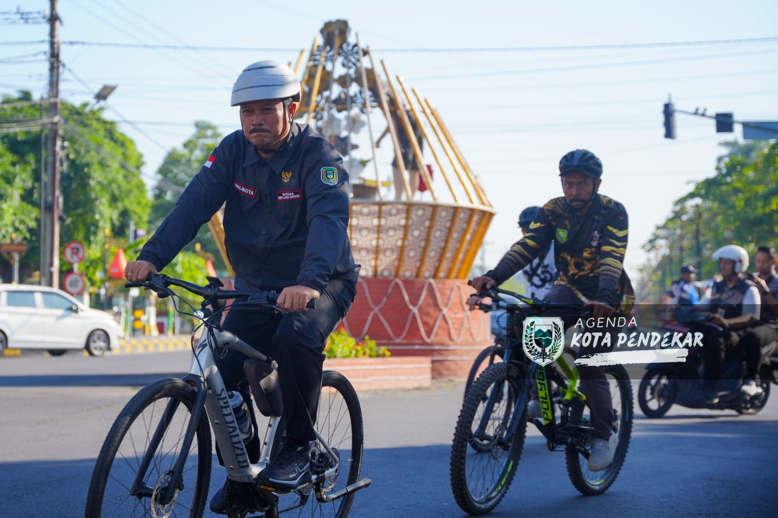 Foto utama berita: Sambil Gowes, Wali Kota Salurkan Bantuan Pangan KRS Tahap Dua Bapanas