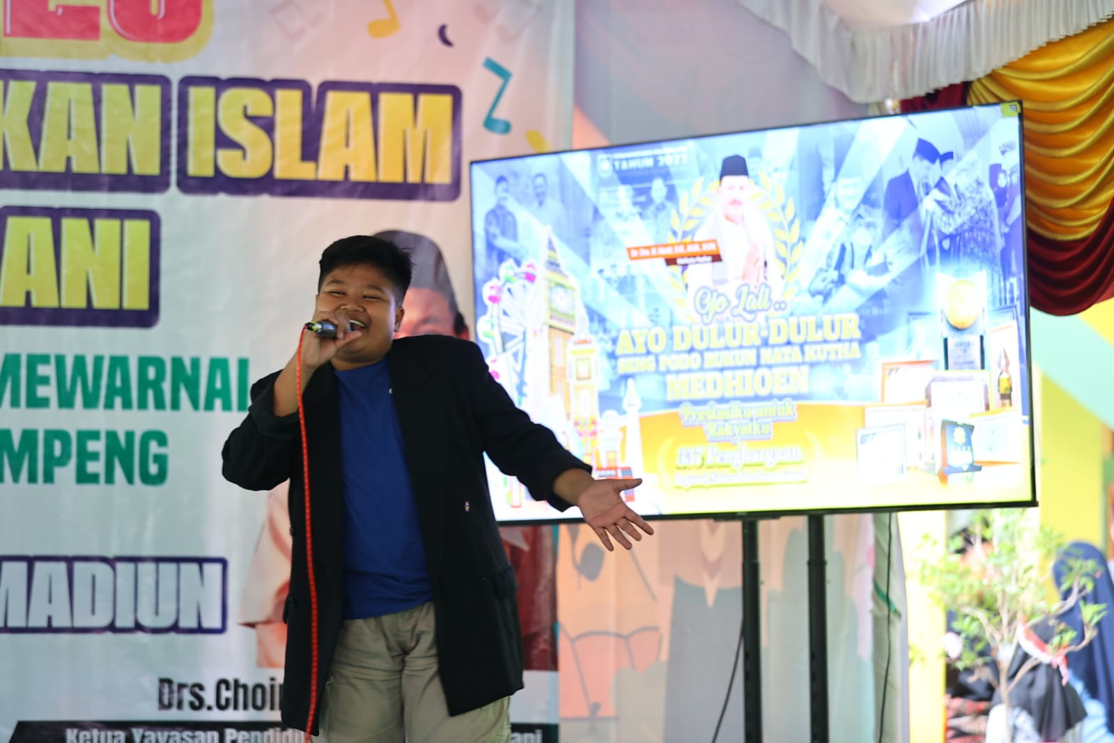 Foto 4 dari 8: Hadiri Pembukaan HUT ke-23 Yayasan Pendidikan Islam Kyai Hamdani, Wali Kota Turut Bagi Hadiah dan Susu Sntuk Siswa-Siswi