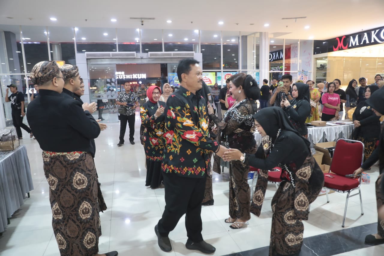 Foto 13 dari 14: Hadiri Anniversary Perias Katalia Madiun Raya, Wali Kota Ajak Perias Gelar Event Manten Enam Negara