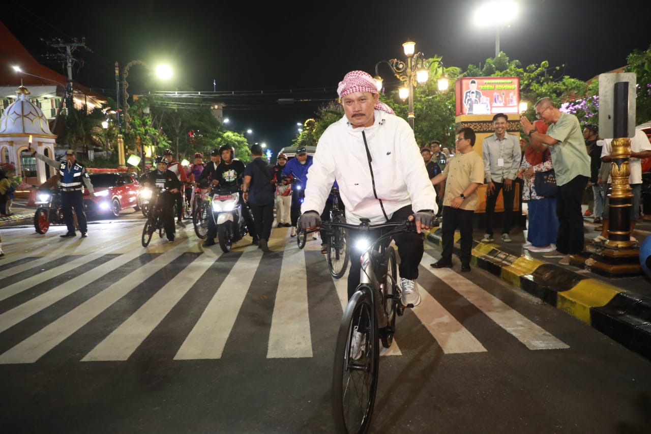 Foto utama berita: Gowes Malam, Wali Kota Cek Kondisi Kota Hingga Bagikan Sembako Di Rusunawa