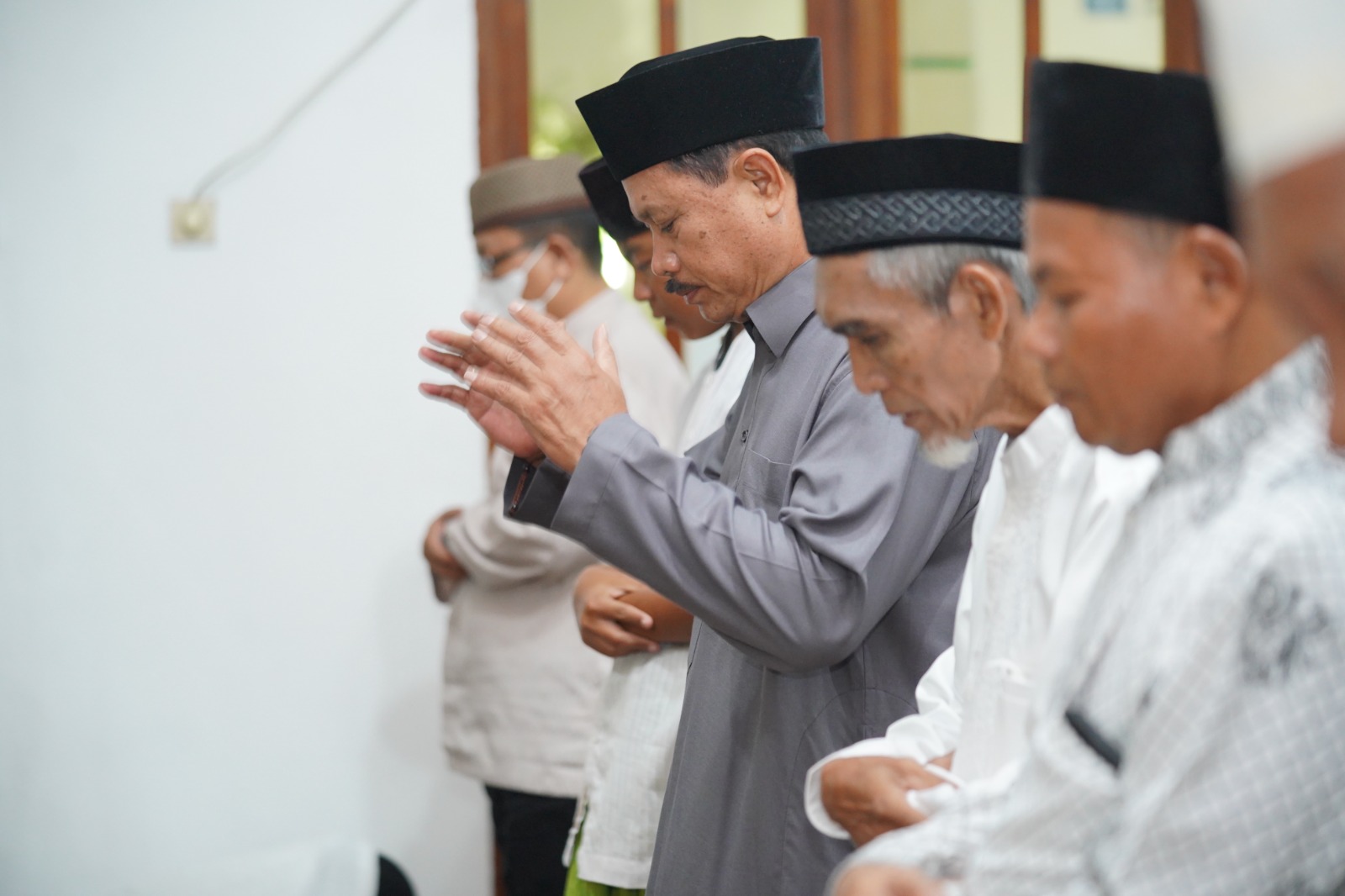 Foto 2 dari 10: Salat Isya di Masjid Al Muttaqin, Wali Kota Juga Salurkan Berbagai Bantuan