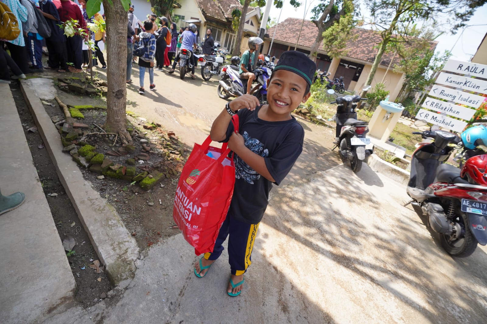 Foto 5 dari 7: Penyerahan Bantuan Kemensos Berlanjut, Hari Ini 345 PPKS Terima Bantuan Sembako