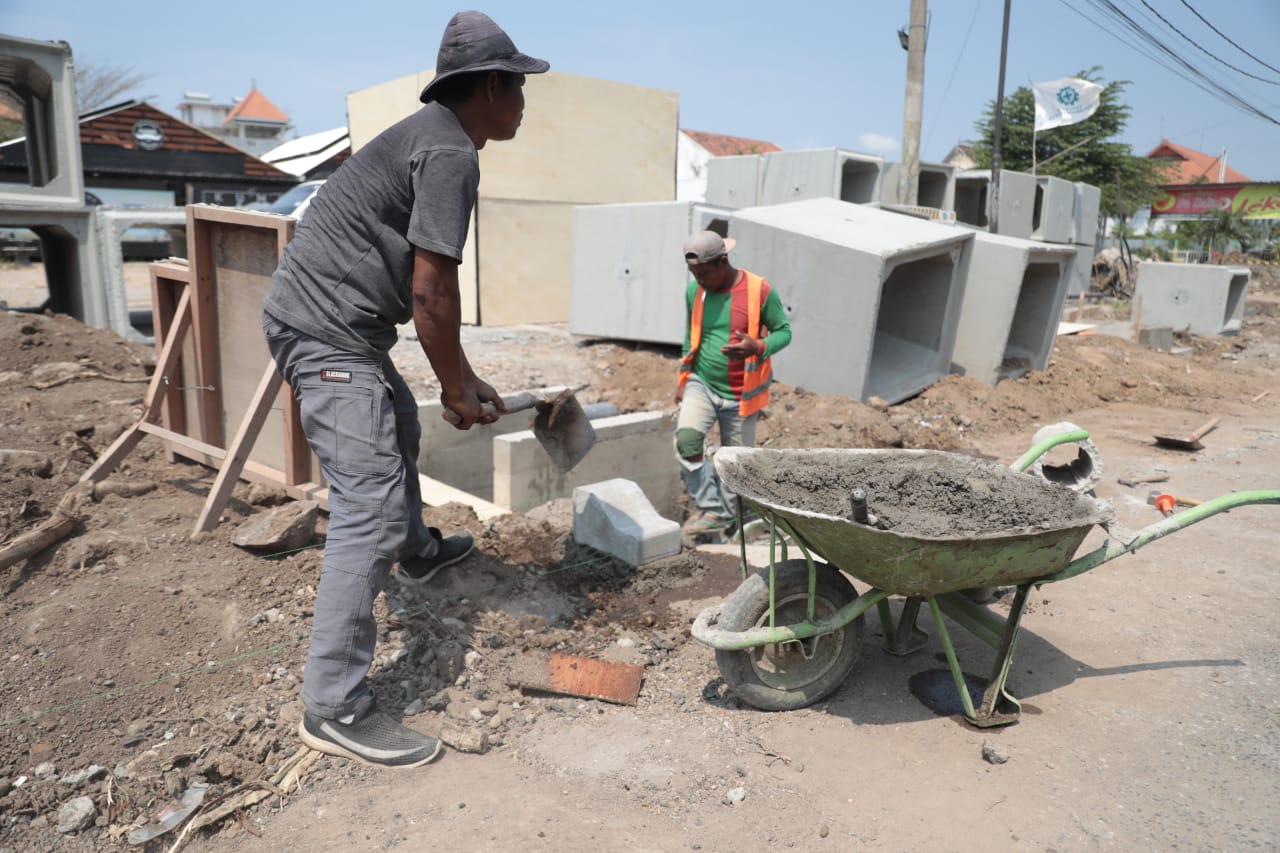 Foto 7 dari 8: Mulai Kerjakan di Jalan Kompol Sunaryo, Pedestrian Jantung Kota Bakal Nyambung Satu dengan Lainnya