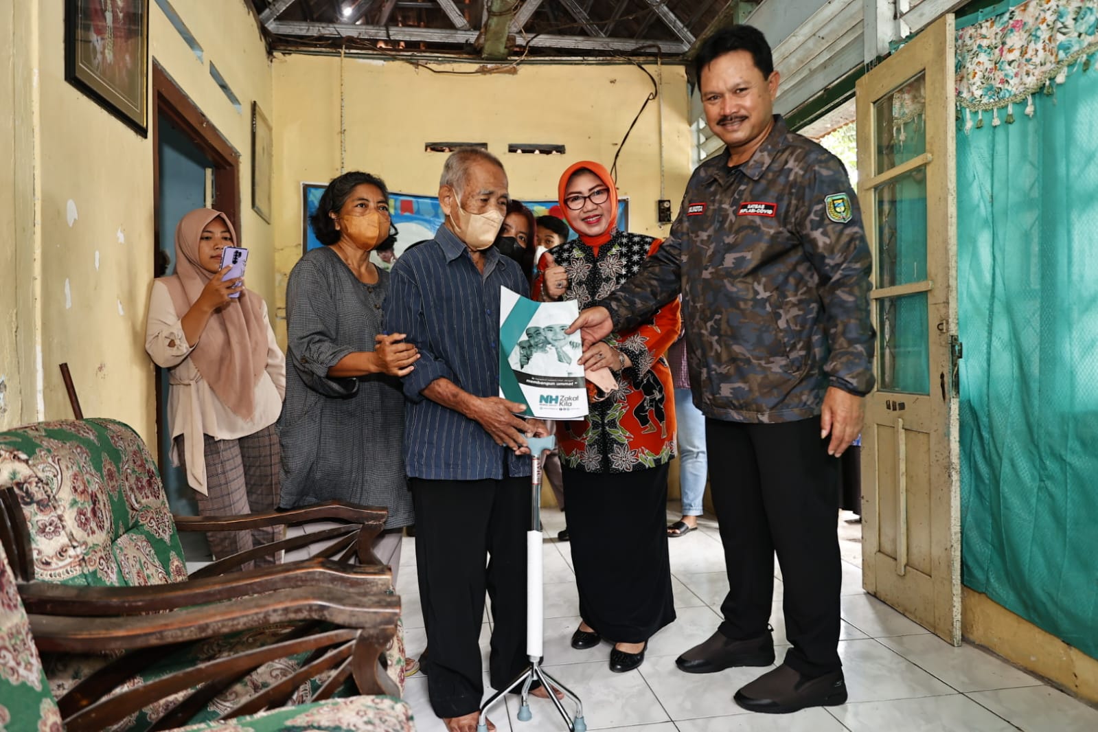 Foto 2 dari 10: Wali Kota Salurkan Bantuan Kursi Roda Dan Tongkat Jalan Bagi Warga Yang Membutuhkan