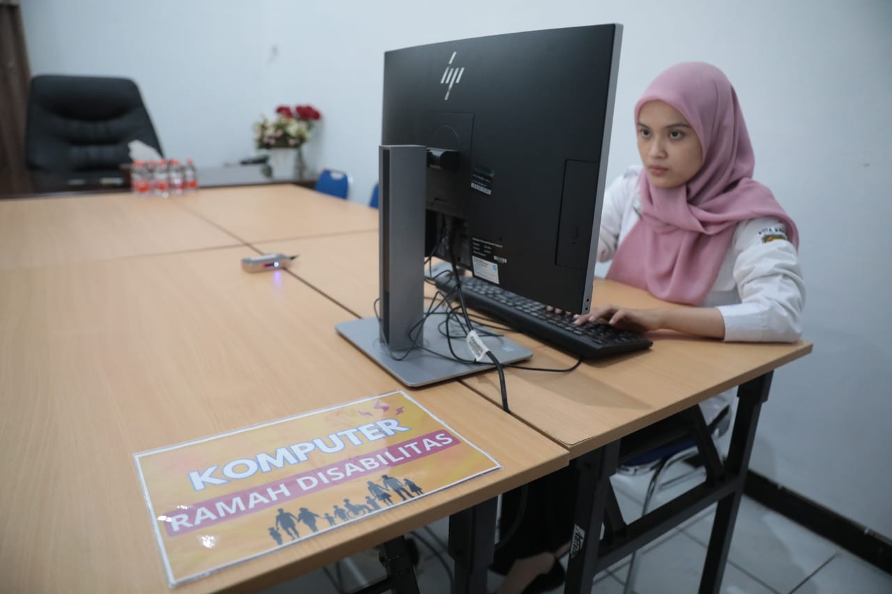 Foto 1 dari 5: Madiun Kota Setara! Dinas Kominfo Fasilitasi Keyboard Braille Agar Difabel Mudah Akses Informasi