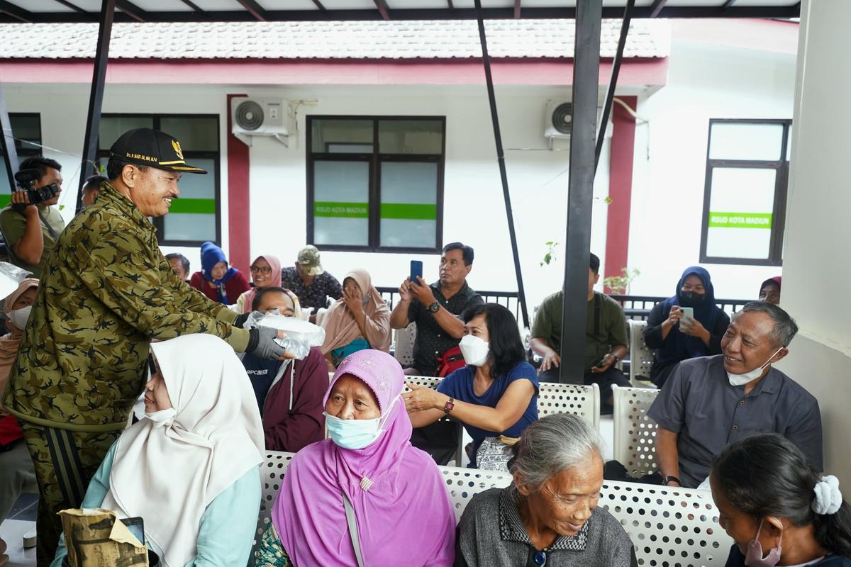 Foto utama berita: Jumat Berkah di RSUD Kota Madiun, Wali Kota: Layanan Kesehatan Tidak Hanya Obat