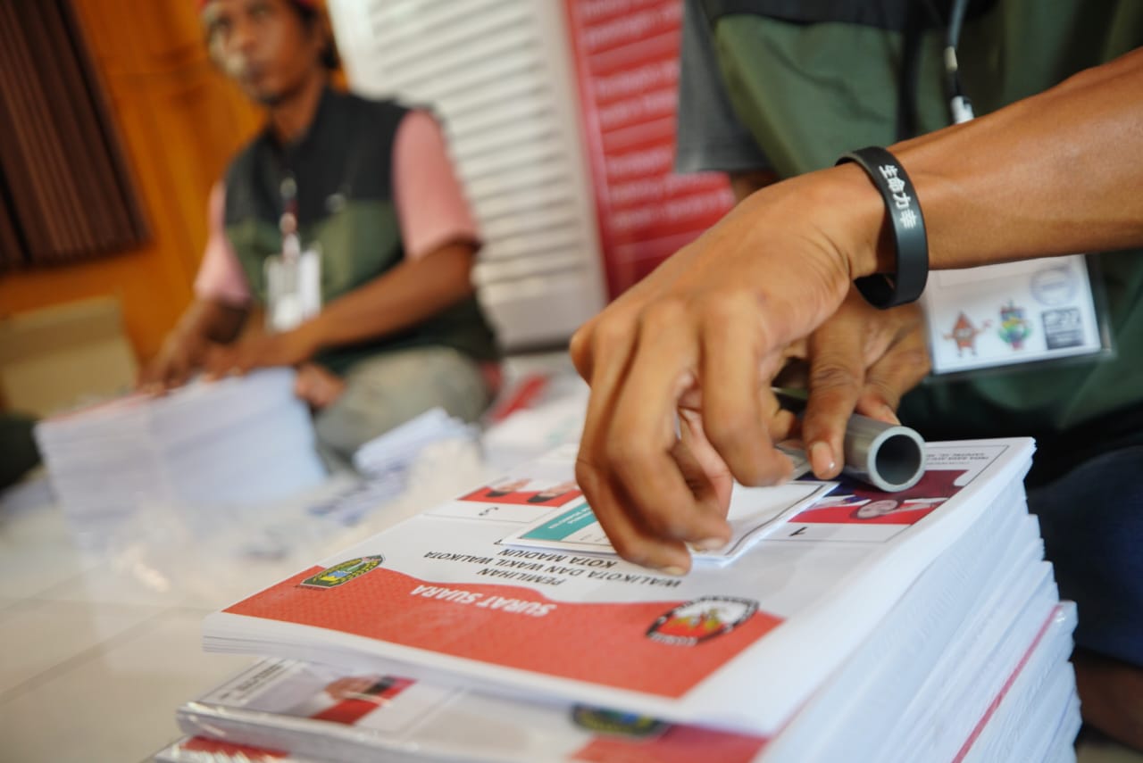 Foto 5 dari 7: Sortir Lipat Hitung Surat Suara Dimulai, KPU Kota Madiun Libatkan 40 Orang Perwakilan Masyarakat
