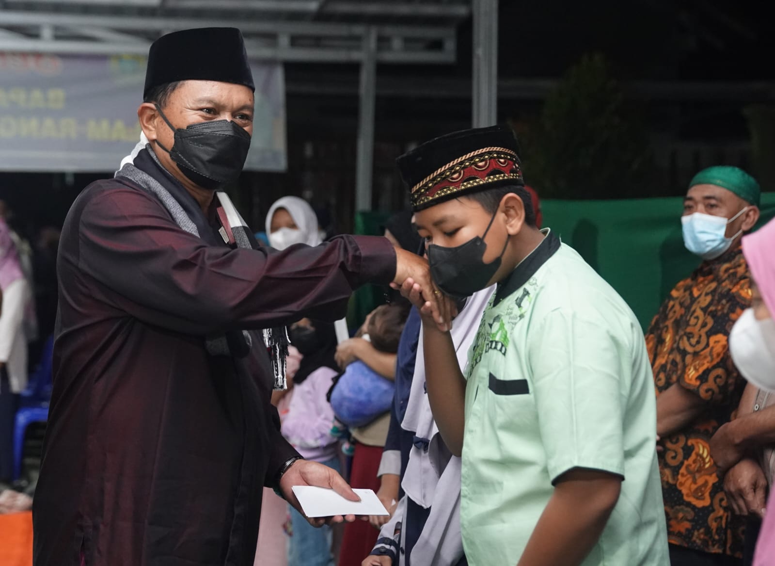 Foto 8 dari 10: Salat Isya di Musala Nur Hidayah Kelurahan Banjarejo, Wali Kota Pesan Jaga Kesehatan Lingkungan