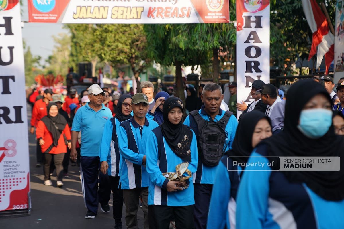 Foto 4 dari 9: Wali Kota Berangkatkan Jalan Sehat Warga Nambangan Kidul