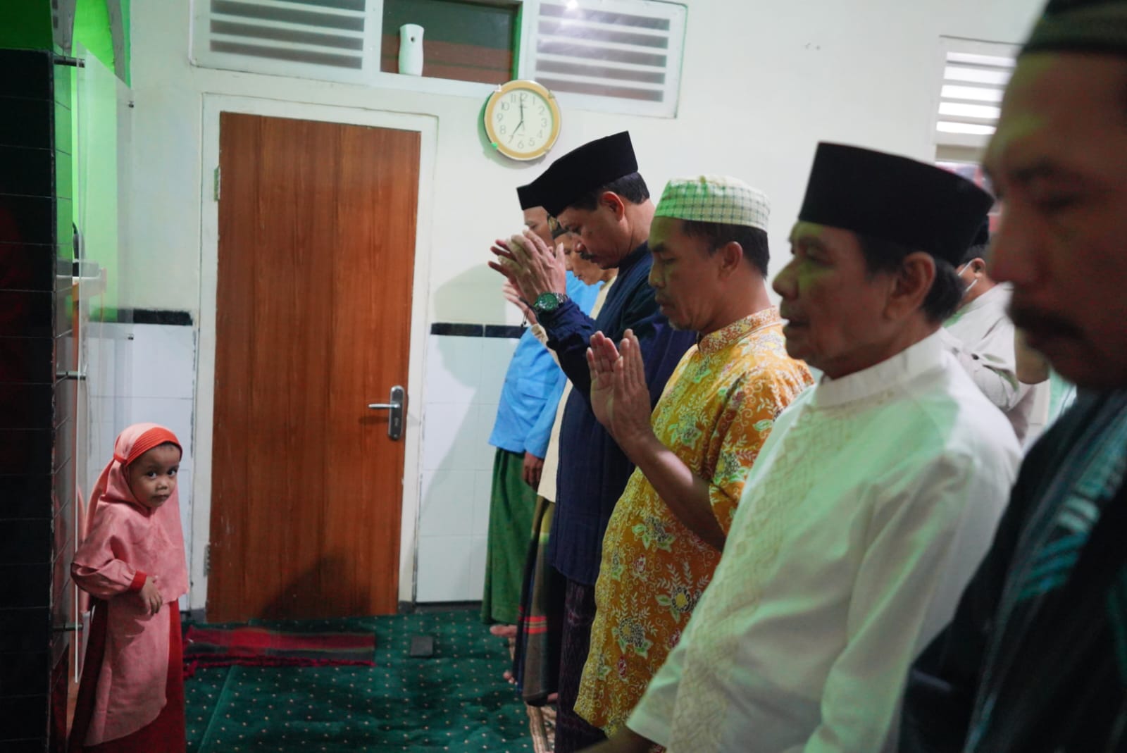 Foto 2 dari 10: Shalat Isya Bersama Warga, Wali Kota Sampaikan Capaian Kota Pendekar