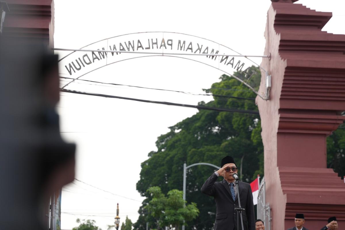 Foto 2 dari 7: Peringati Hari Pahlawan, Pemkot dan DPRD Gelar Ziarah Makam di TMP