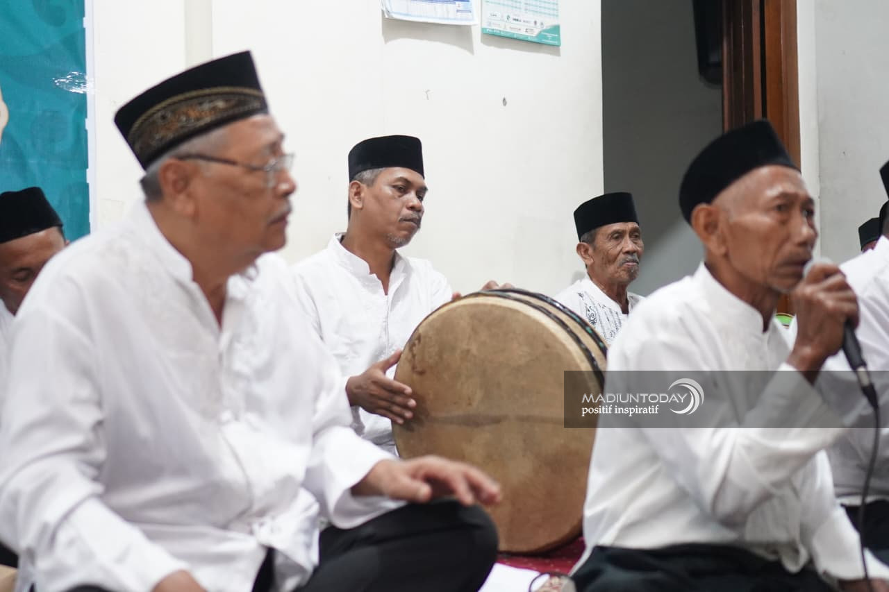Foto 1 dari 33: Kesenian Klasik Gembrungan Hidupkan Malam Manggulan Grebeg Maulud Kota Pendekar