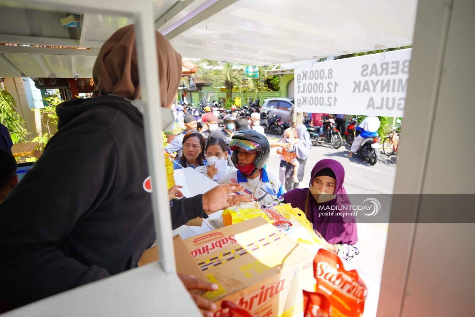 Foto 5 dari 6: Akan Tersedia Di 10 Lokasi, Warung Tekan Inflasi Bantu Warga Dapatkan Sembako Murah