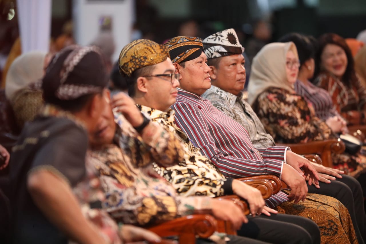 Foto 2 dari 11: Saksikan Pagelaran Wayang Kulit di Korem, Panglima: Kalau ke Kota Madiun dulu itu Nglencer