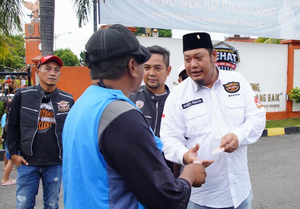 Foto 7 dari 10: Saling Berbagi, Polres Madiun Kota Bersama HDCI Gelar Bakti Sosial