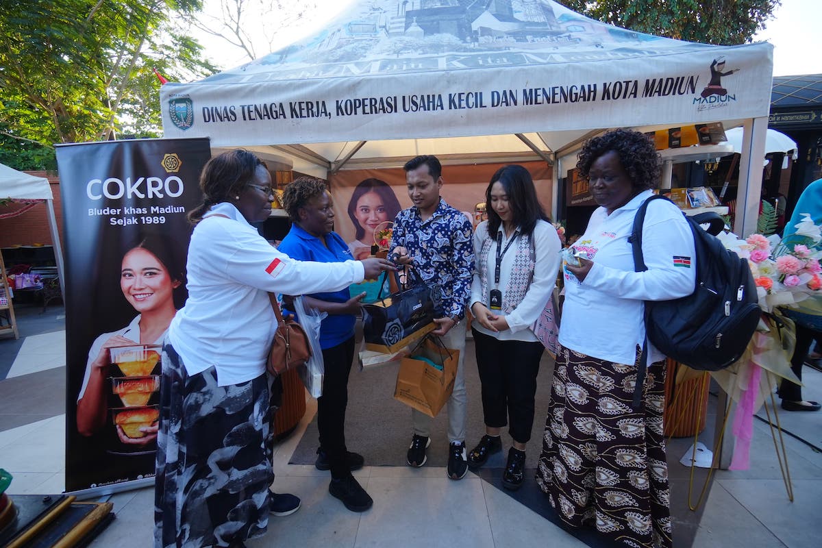 Foto 8 dari 9: Delegasi Kenya Borong Produk UMKM Kota Pendekar di Galeri Dekranasda