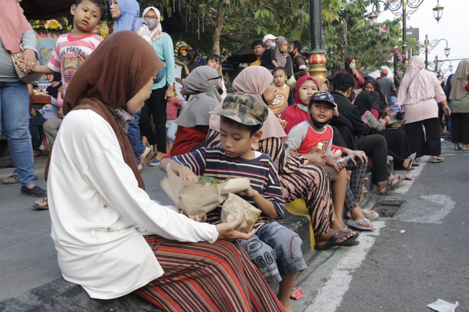 Foto 9 dari 10: Antusias Tinggi, 30 Ribu Lebih Makanan dan Jajanan Habis Tak Ada Satu Jam