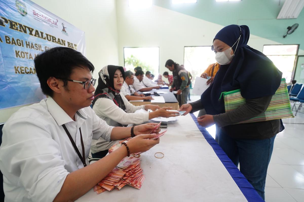 Foto 11 dari 19: Dinsos PPPA Kembali Salurkan BLT Daerah dan DBHCHT, Ada 3.353 Penerima