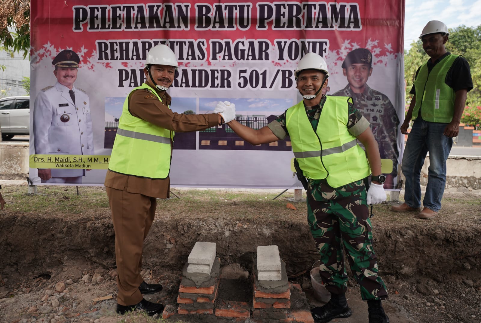 Foto 1 dari 8: Peletakan Batu Pertama Pembangunaan Pagar di Mayonif Para Raider 501/BY, Wali Kota: Wujud Identitas Kuat dan Hebat