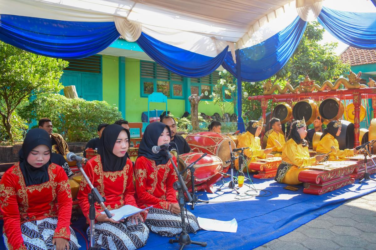 Foto 6 dari 6: Tanamkan Karakter Pancasila Sejak Dini Pada Siswa, Peringatan 38 Tahun SMPN 9 Madiun Kental Berbalut Adat Nusantara