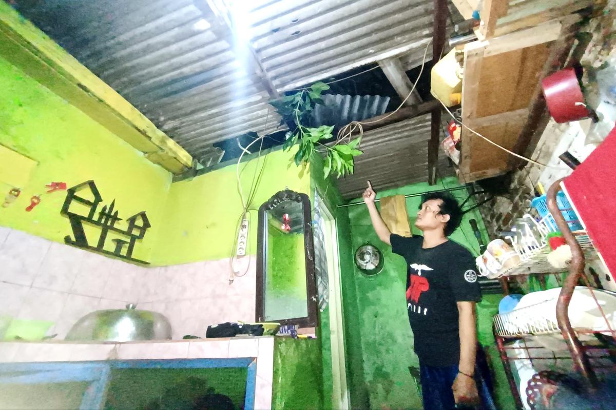 Foto 16 dari 22: Kota Madiun Diterjang Puting Beliung, Petugas Respon Cepat Bersihkan Area Terdampak