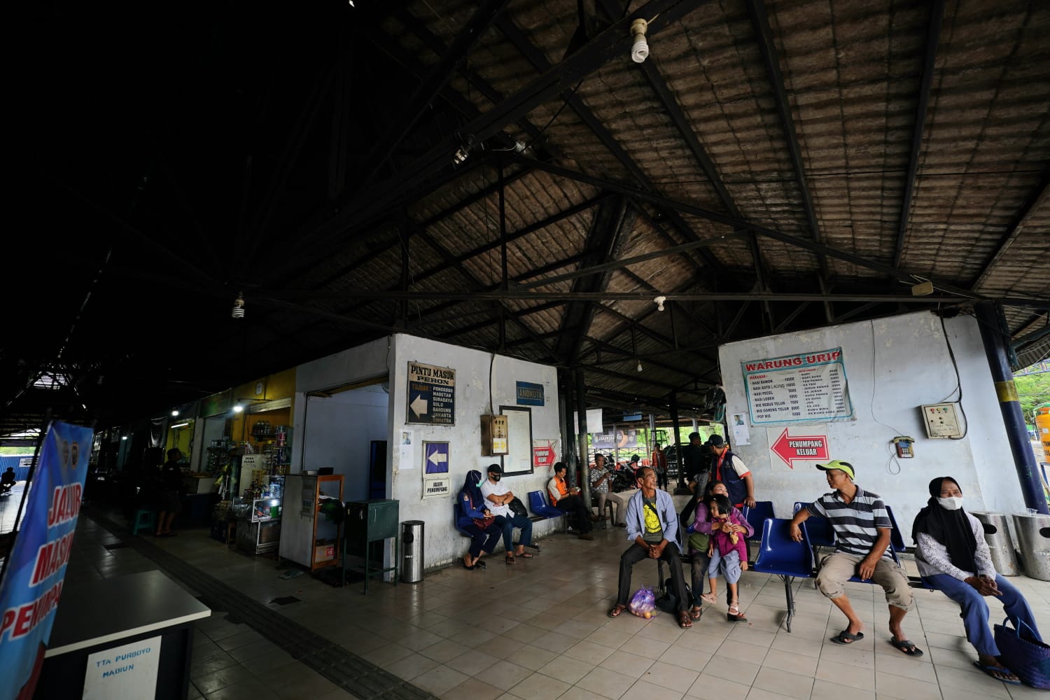 Foto 8 dari 8: H-10 Lebaran, Terminal Purbaya Madiun Masih Sepi Pemudik