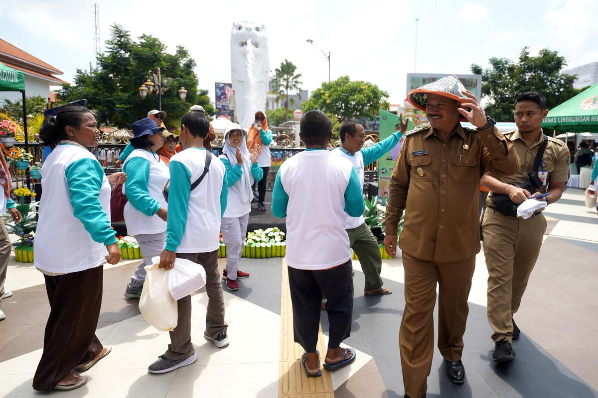 Foto 5 dari 8: Serunya Peringatan Hari Peduli Sampah di Kota Madiun, Wali Kota Salurkan Sembako Hingga Makan Bersama Petugas Penyapu Jalan dan Penarik Gerobak Sampah