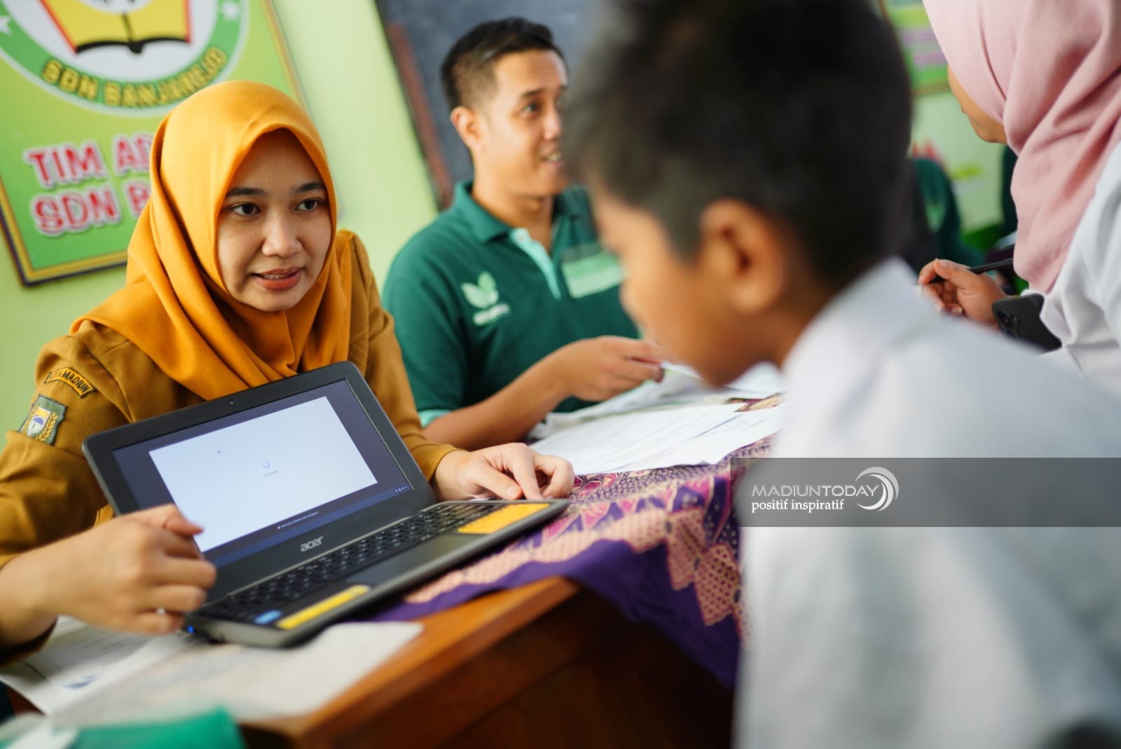 Foto 1 dari 4: Sekolah Mulai Distribusikan Laptop Gratis Untuk Siswa