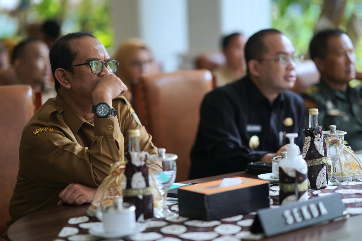 Foto 7 dari 11: Ikuti Rakor Pengendalian Inflasi Daerah 2024 Secara Virtual, Pj Wali Kota Harap Inflasi di Kota Madiun Terkendali